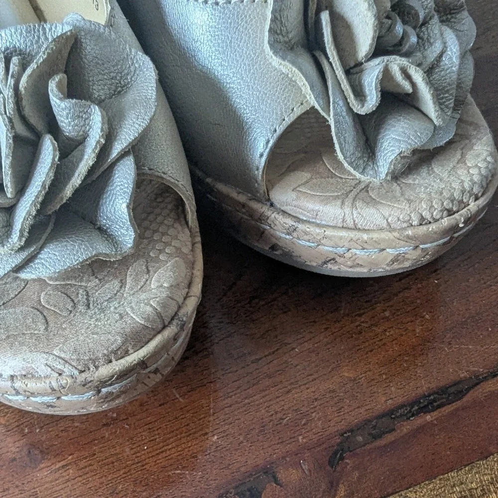 b.o.c.Wedge Sandals Champagne Gold Floral Leather Sz 6 Neutral Beachy Feminine